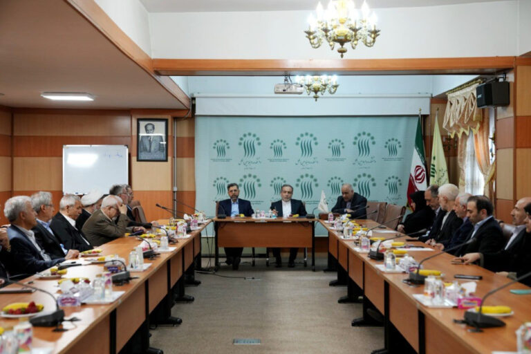 وزير الخارجية يحيي “يوم المعلم”