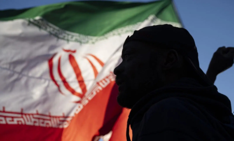 واشنطن بوست: كيف تُعزز الجغرافيا سيطرة إيران على مضيق هرمز رغم الحصار الأمريكي